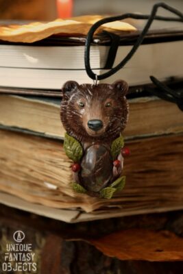 Naszyjnik z niedźwiedziem i jaspisem czerwonym (Unique Fantasy Objects)