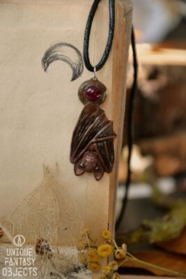 Naszyjnik z nietoperzem i agatem brazylijskim (Unique Fantasy Objects)