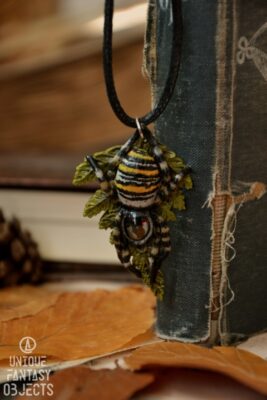 Naszyjnik z pająkiem tygrzykiem paskowanym i hematytem (Unique Fantasy Objects)