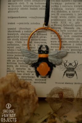 Naszyjnik z trzmielem i jadeitem żółtym (Unique Fantasy Objects)