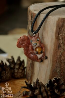 Naszyjnik z wiewiórką i tygrysim okiem (Unique Fantasy Objects)