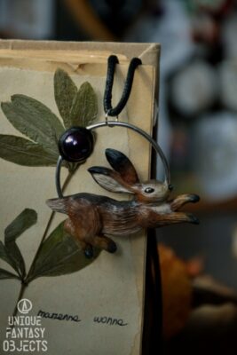 Naszyjnik z zającem i szklanym koralikiem (Unique Fantasy Objects)