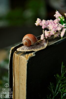 Piękna broszka z rzeźbą ślimaka (Unique Fantasy Objects)