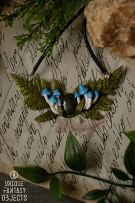 Naszyjnik z grzybkami osadzonymi na labradorycie (Unique Fantasy Objects)