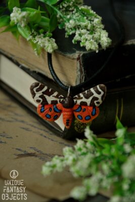 Naszyjnik z motylem niedźwiedziówka kaja (Unique Fantasy Objects)