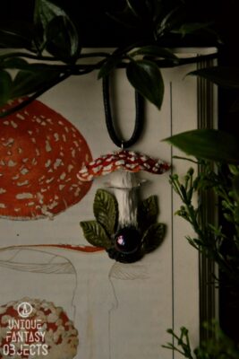 Naszyjnik z muchomorem i szklanym koralikiem (Unique Fantasy Objects)