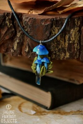 Naszyjnik z niebieskimi grzybami i kwarcem kobaltowym (Unique Fantasy Objects)