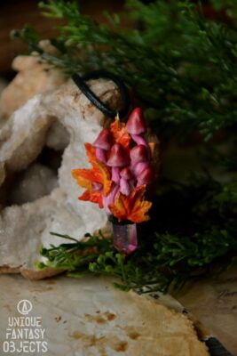 Ozdobny naszyjnik z różowymi grzybami i kwarcem tęczowym (Unique Fantasy Objects)