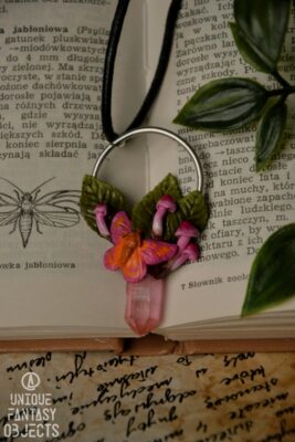 Naszyjnik z rzeźbą różowej ćmy klonowej i kwarcem różowym (Unique Fantasy Objects)