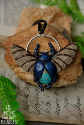 Naszyjnik z niebieskim żukiem i howlitem (Unique Fantasy Objects)