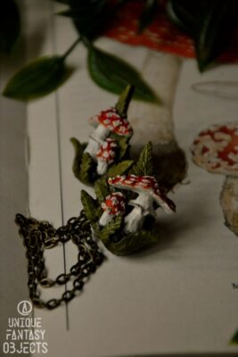 Przypinka do kołnierzyka z muchomorami (Unique Fantasy Objects)