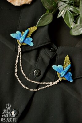 Przypinka do kołnierzyka z ważką na liściach (Unique Fantasy Objects)