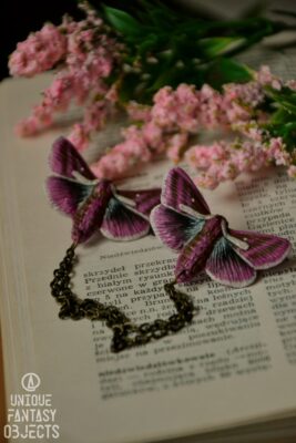 Przypinka do kołnierzyka z rzeźbą zmrocznika gładysz (Unique Fantasy Objects)