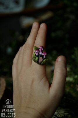 Regulowany pierścionek z różowymi grzybami i kwarcem różowym (Unique Fantasy Objects)