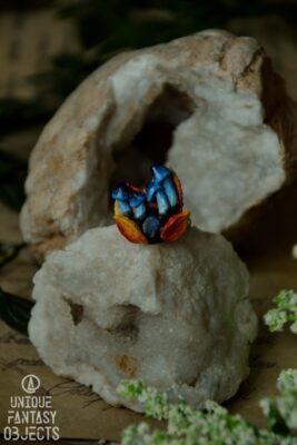 Regulowany pierścionek z niebieskimi grzybami i lapisem (Unique Fantasy Objects)