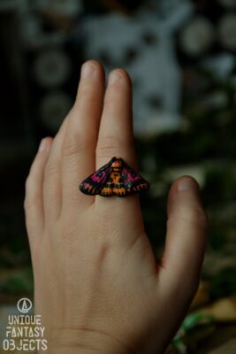 Regulowany pierścionek z rzeźbą ćmy owczej (Unique Fantasy Objects)