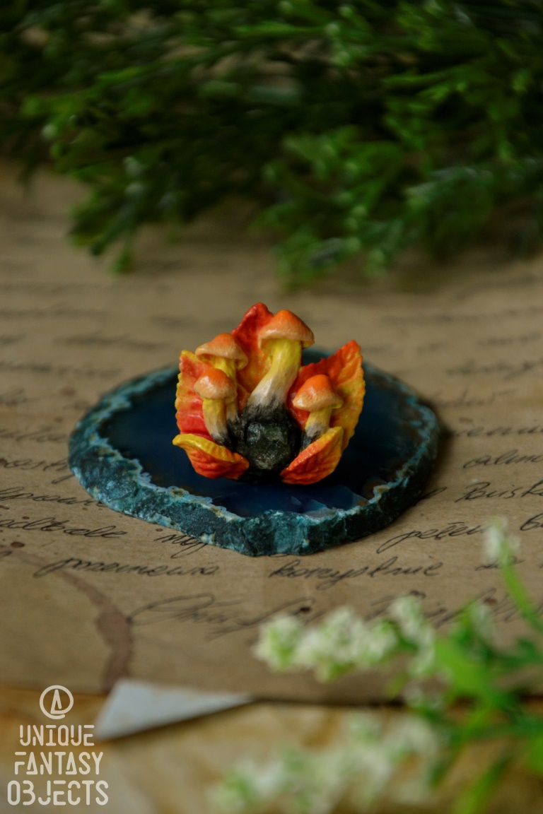 Regulowany pierścionek z pomarańczowymi grzybami i agatem mszystym (Unique Fantasy Objects)