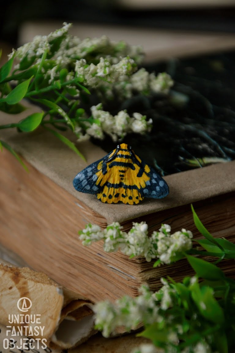Regulowany pierścionek z rzeźbą żółto niebieskiego motyla (Unique Fantasy Objects)