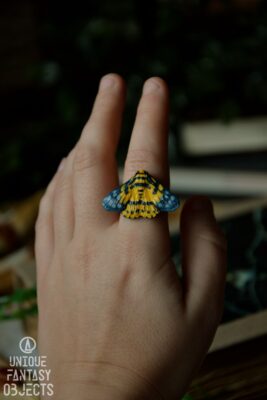 Regulowany pierścionek z rzeźbą żółto niebieskiego motyla (Unique Fantasy Objects)