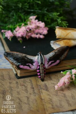 Spinka z ćmą zawisak tuwulec (Unique Fantasy Objects)