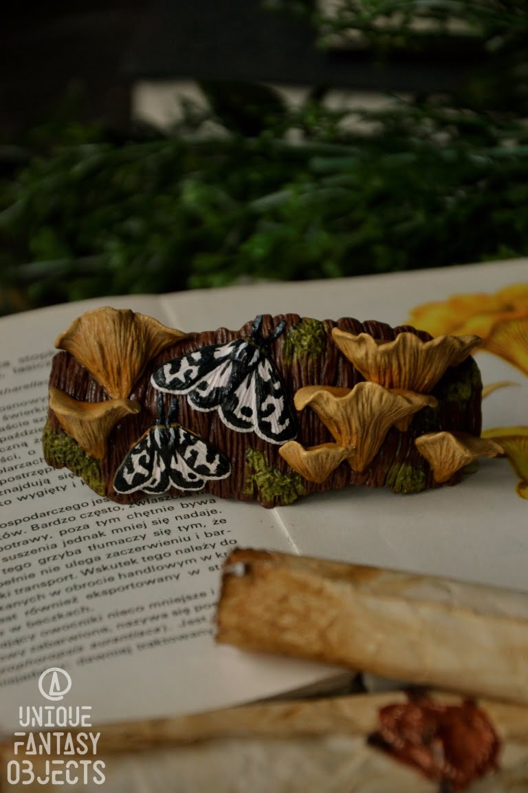 Spinka z grzybkami i motylem niedźwiedziówka babkówka (Unique Fantasy Objects)