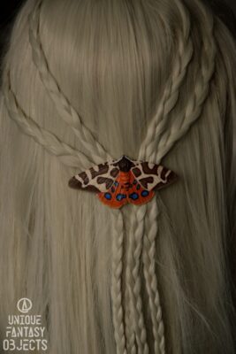 Spinka z motylem niedźwiedziówka kaja (Unique Fantasy Objects)