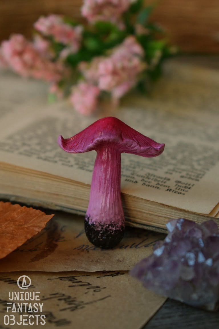 Broszka z różowymi grzybami (Unique Fantasy Objects)
