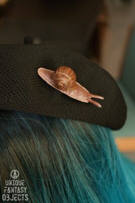 Broszka z rzeźbą winniczka (Unique Fantasy Objects)