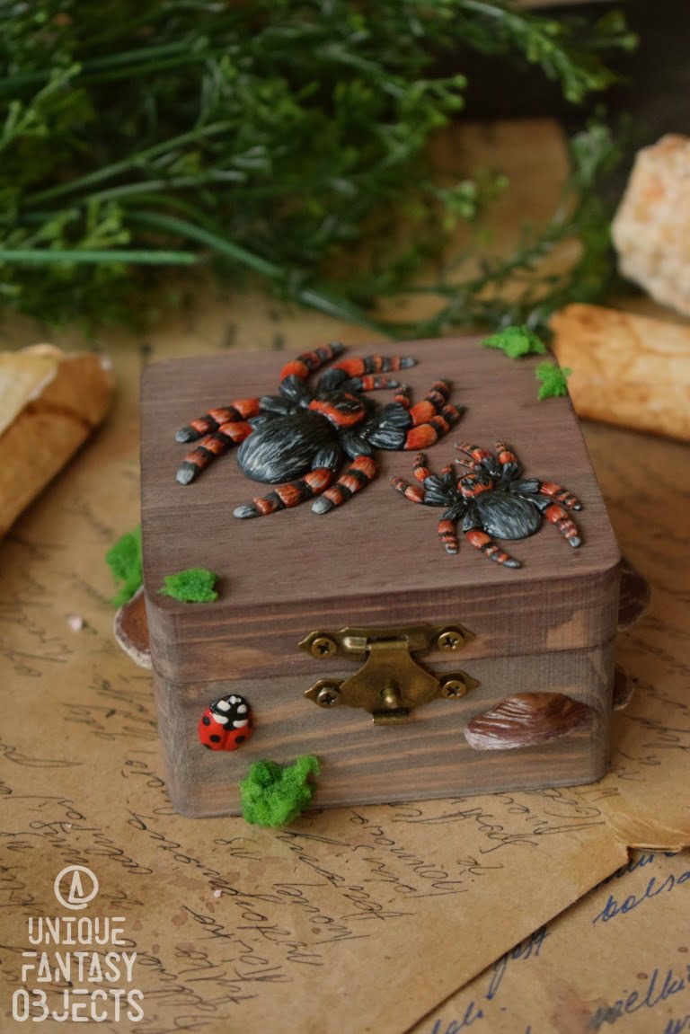 Drewniane pudełko z rzeźbami ptaszników (Unique Fantasy Objects)