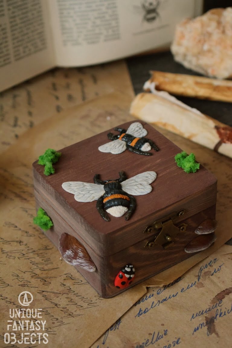 Drewniane pudełko z trzmielami (Unique Fantasy Objects)