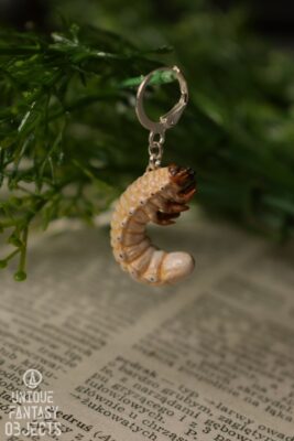 Kolczyk z pędrakiem chrząszcza majowego (Unique Fantasy Objects)