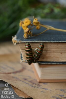 Małe kolczyki z gąsienicami danaida wędrownego (Unique Fantasy Objects)