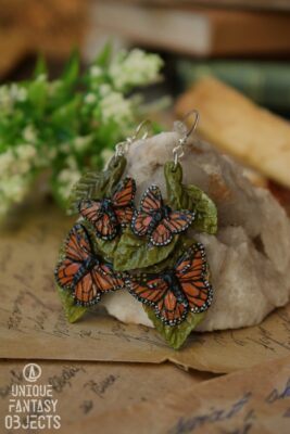 Kolczyki z danaidem wędrownym na liściach (Unique Fantasy Objects)