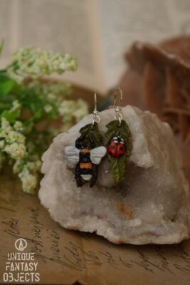 Kolczyki z trzmielem i biedronką na liściu (Unique Fantasy Objects)
