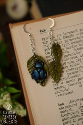 Kolczyki z żukiem wiosennym na liściu (Unique Fantasy Objects)