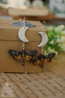 Kolczyki z ćmą zmierzchnica trupia główka (Unique Fantasy Objects)