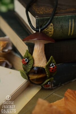 Naszyjnik z borowikiem, biedronkami i tygrysim okiem (Unique Fantasy Objects)