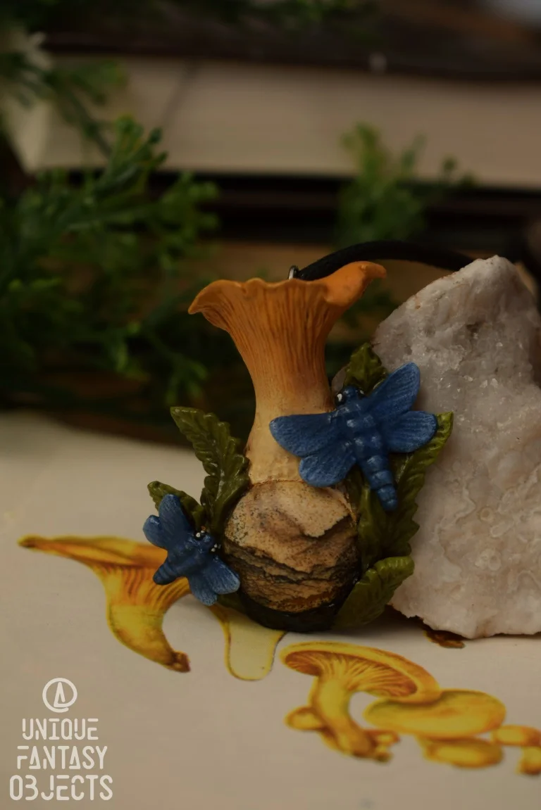 Naszyjnik z rzeźbami kurek, ważek i jaspisem (Unique Fantasy Objects)