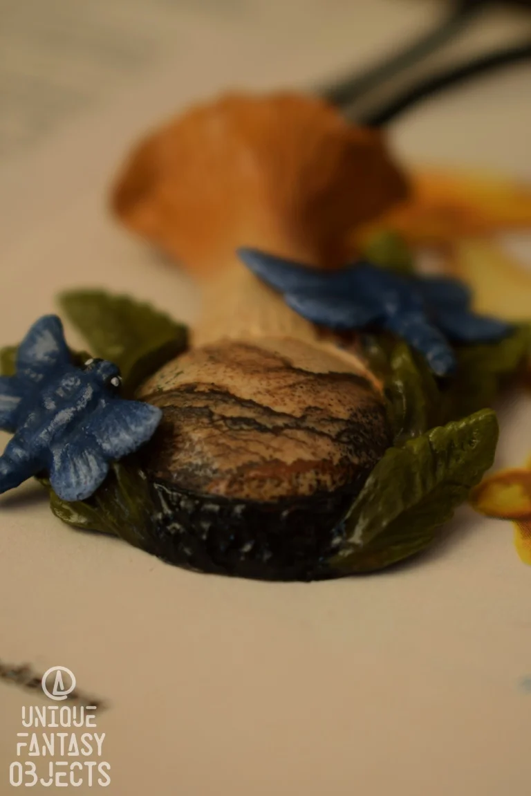 Naszyjnik z rzeźbami kurek, ważek i jaspisem (Unique Fantasy Objects)