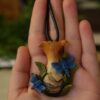 Naszyjnik z rzeźbami kurek, ważek i jaspisem (Unique Fantasy Objects)
