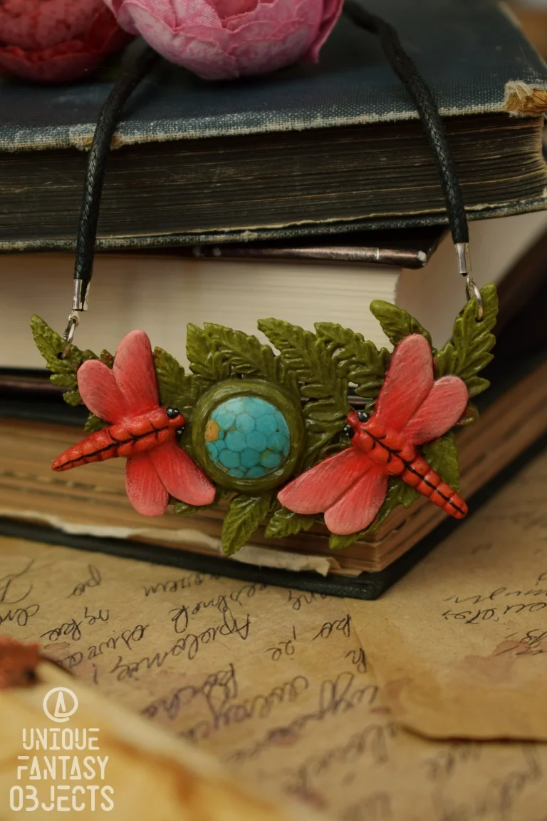 Wisiorek z ważką czerwoną i howlitem (Unique Fantasy Objects)