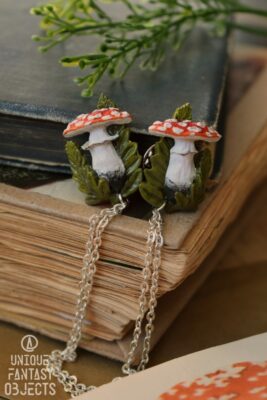 Przypinka do kołnierzyka z muchomorami (Unique Fantasy Objects)