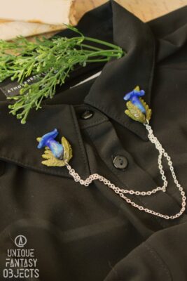 Przypinka do kołnierzyka z niebieskimi grzybami (Unique Fantasy Objects)