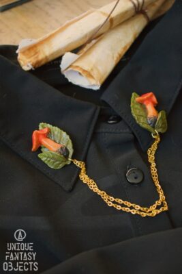 Przypinka do kołnierzyka z pomarańczowymi grzybami (Unique Fantasy Objects)