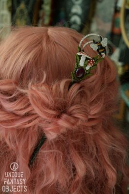 Szpilka do włosów z muchomorem, trzmielem i jadeitem (Unique Fantasy Objects)