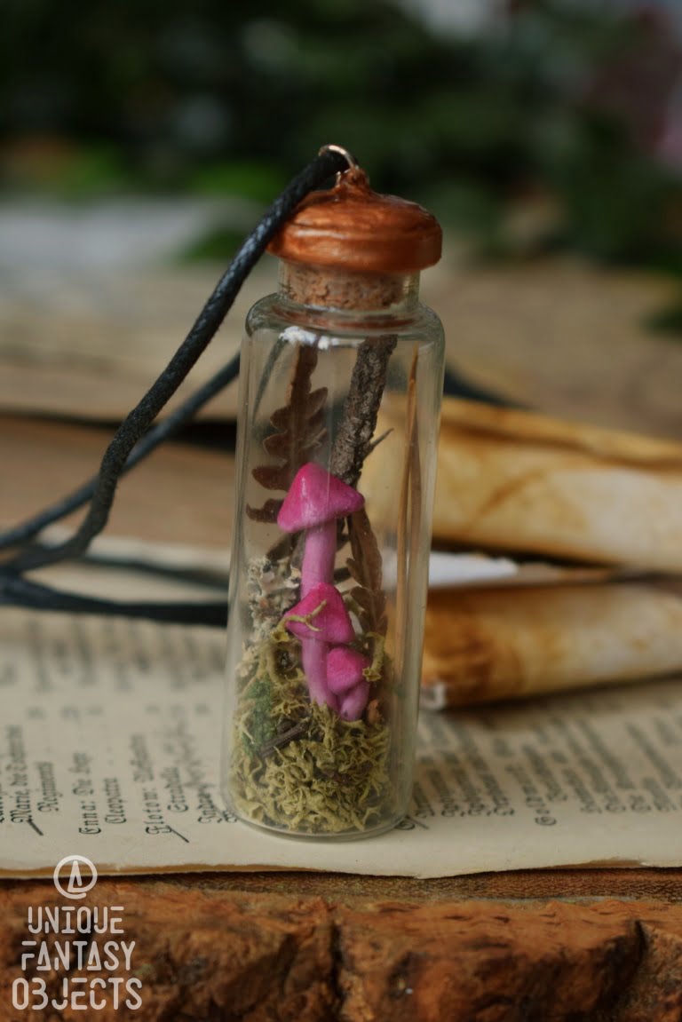Naszyjnik buteleczka z różowymi grzybami (Unique Fantasy Objects)