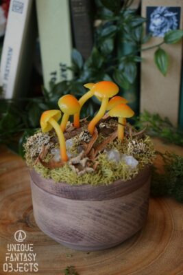 Drewniane pudełko ze świecącymi żółtymi grzybami (Unique Fantasy Objects)