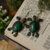 Kolczyki z żółwiem czerwonolicym i malachitem (Unique Fantasy Objects)