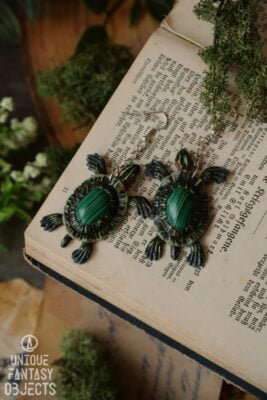 Kolczyki z żółwiem czerwonolicym i malachitem (Unique Fantasy Objects)