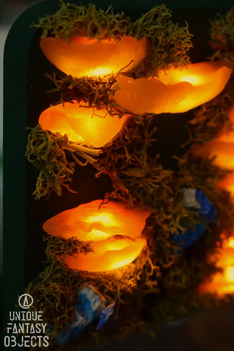Luterko ozdobione świecącymi pomarańczowymi grzybkami (Unique Fantasy Objects)